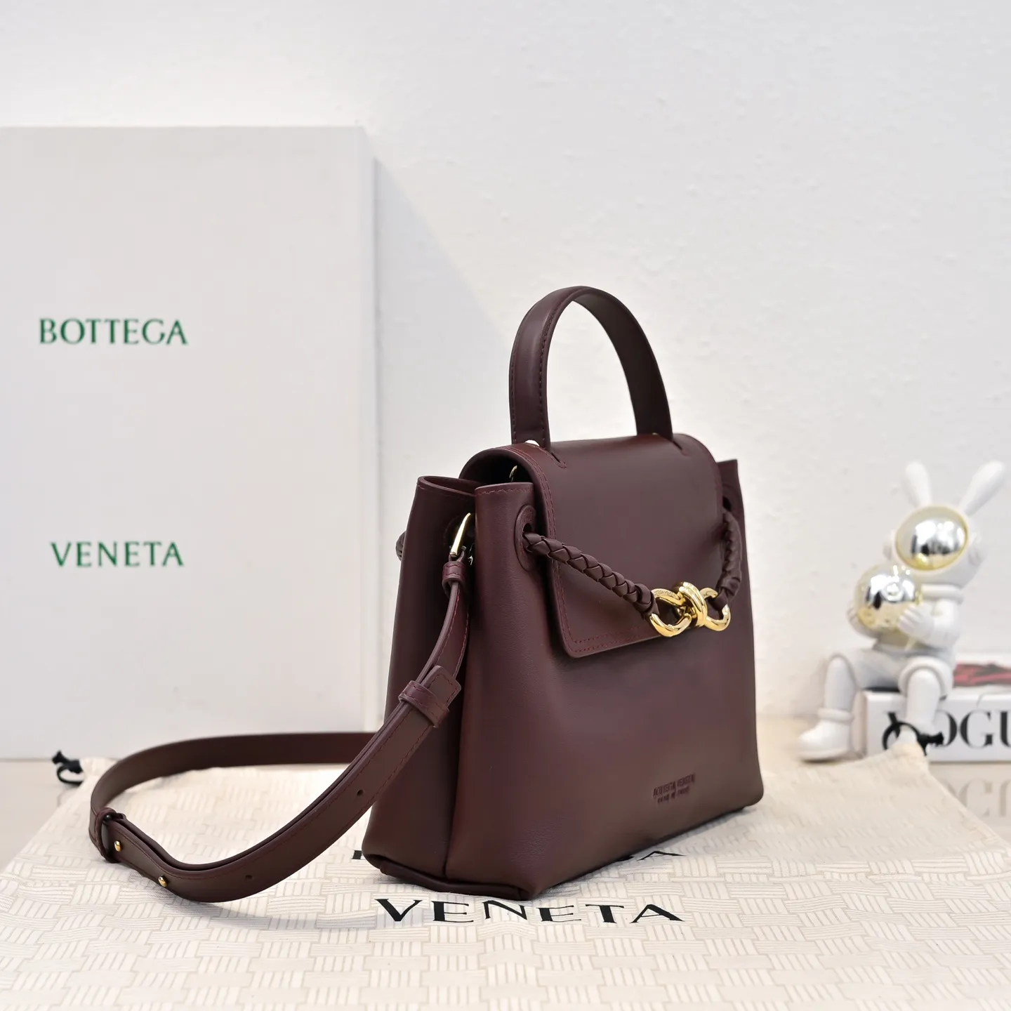 Batch 2060 #Bv New Small Ciao Ciao Handbag Who carried the cute little Ciao Ciao out on the street❣️Made of Dutch Silky Calf calfskin ~ silky to the touch. The leather is thick, and the suede lining is soft and comfortable. The relaxed feeling of stacked smooth leather, the representative woven element shoulder strap, and the perfect embellishment of golden buckles💥The unique bag shape is casual and exquisite, and super practical☄️Carry Ciao Ciao to accompany you in various occasions, and be the most stylish you🎀 Size: 26x19x10.5 Style No. 5835#